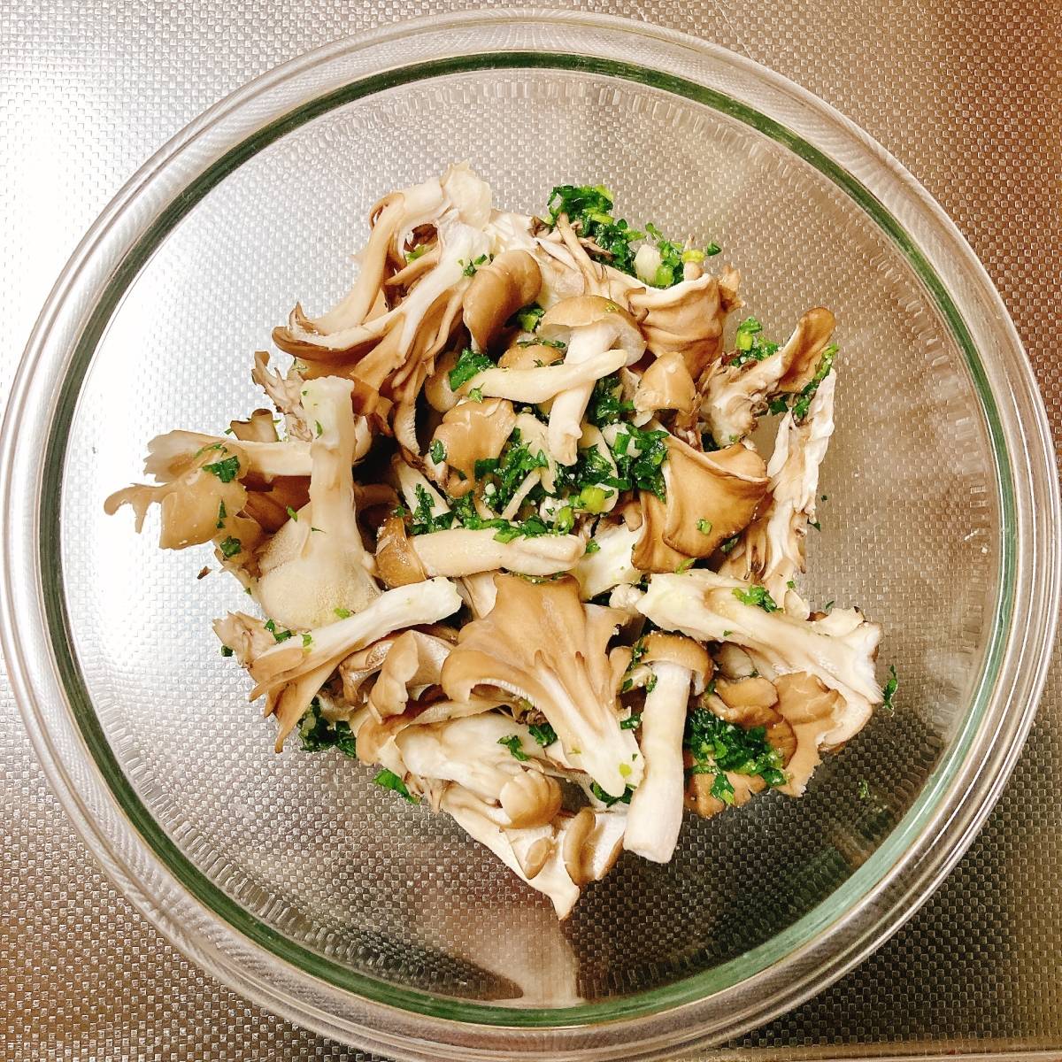 JAグループ公式の「グリルパンで、きのこのバジルペーストチーズ焼き」のレシピ