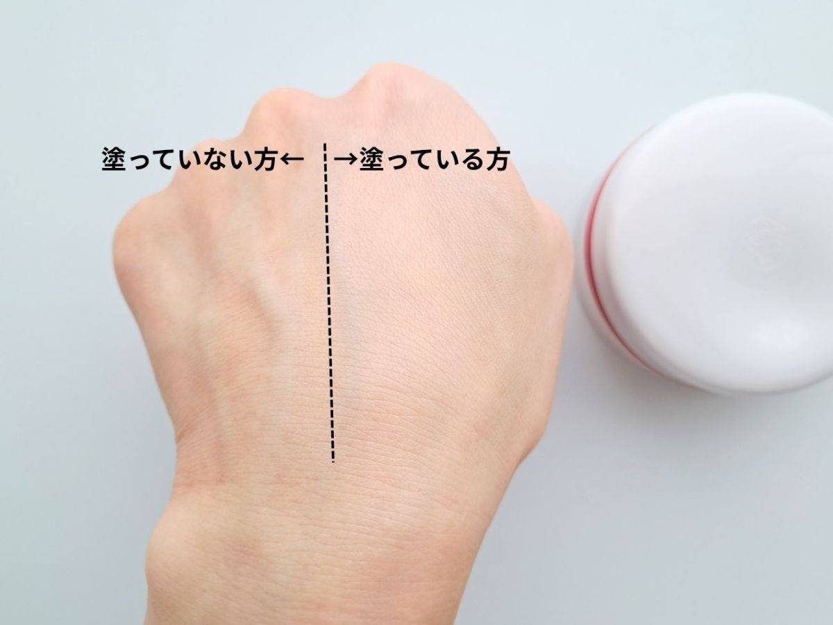 SHISEIDO エッセンス スキンセッティング パウダー 01 Hydrating GLOWの手元スウォッチ