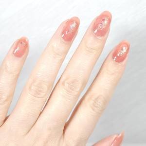 大人の垢抜けが叶う。不器用さん向け「ラメチークネイル」のやり方