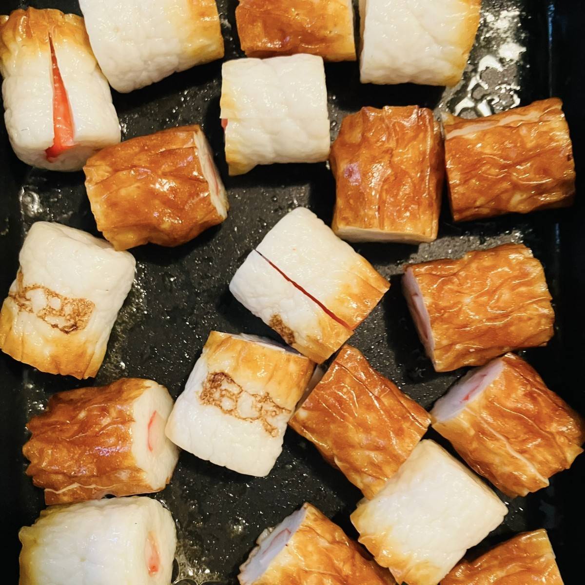 紀文公式の「ちくわとカニカマのほたて貝柱風コロコロバターじょうゆ焼き」のレシピ