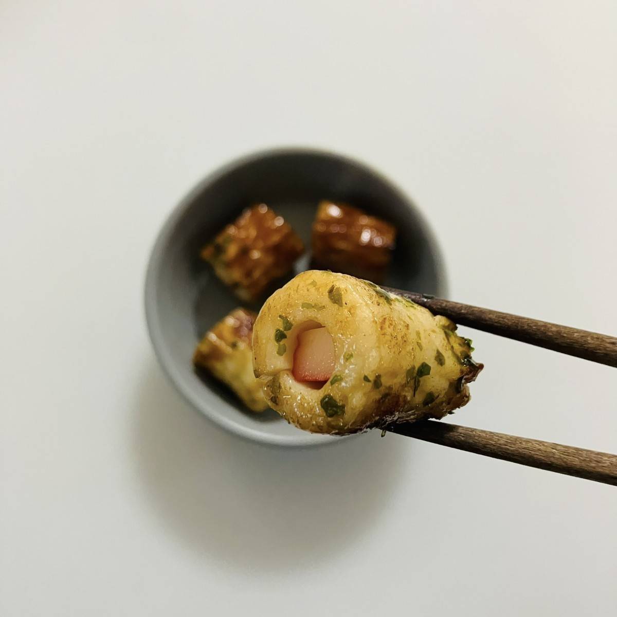 紀文公式の「ちくわとカニカマのほたて貝柱風コロコロバターじょうゆ焼き」のレシピ