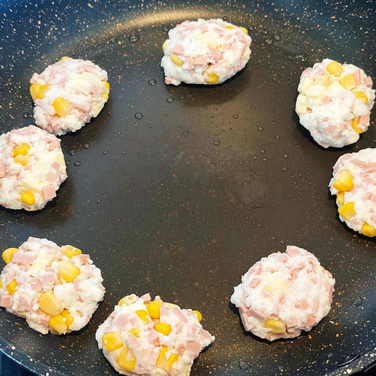 ニッスイ公式の「おさかなのソーセージとコーンのハンバーグ」のレシピ