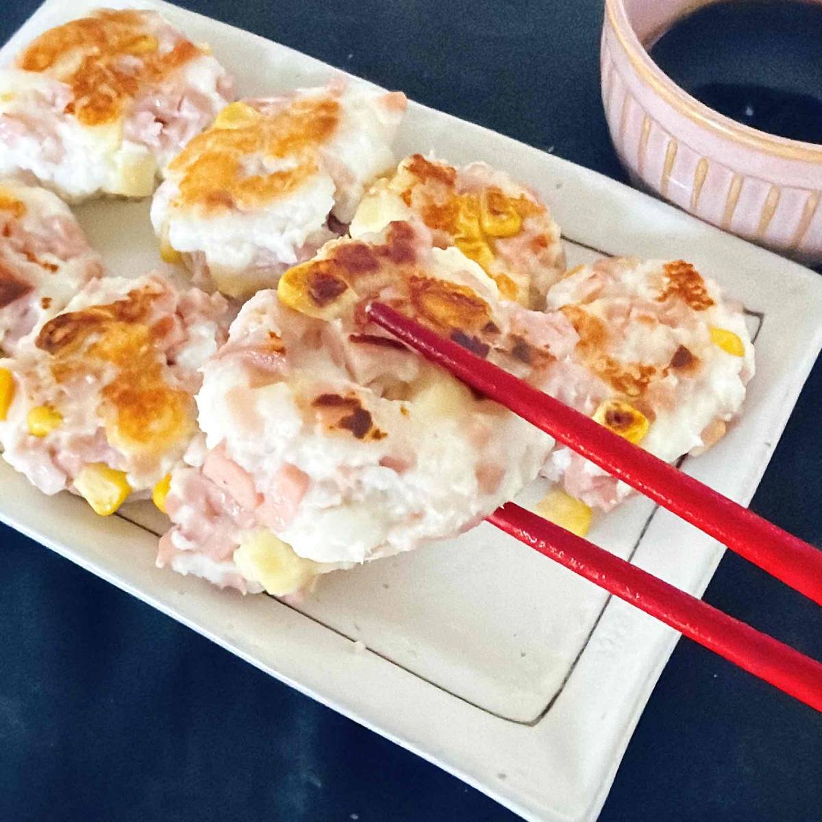 ニッスイ公式の「おさかなのソーセージとコーンのハンバーグ」のレシピ