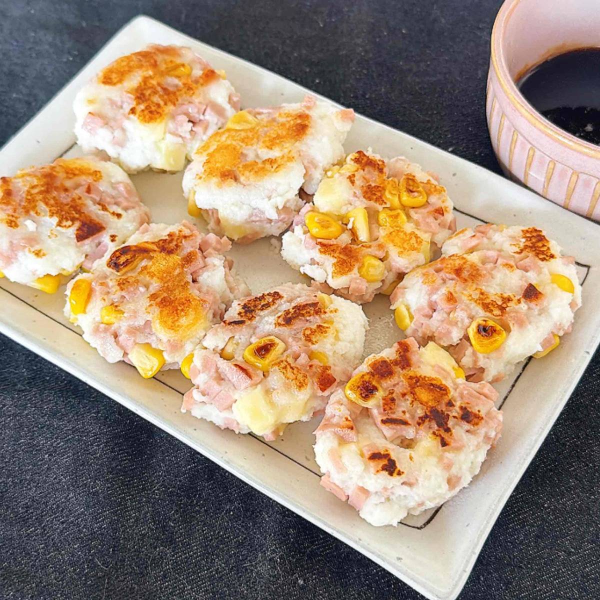 ニッスイ公式の「おさかなのソーセージとコーンのハンバーグ」のレシピ