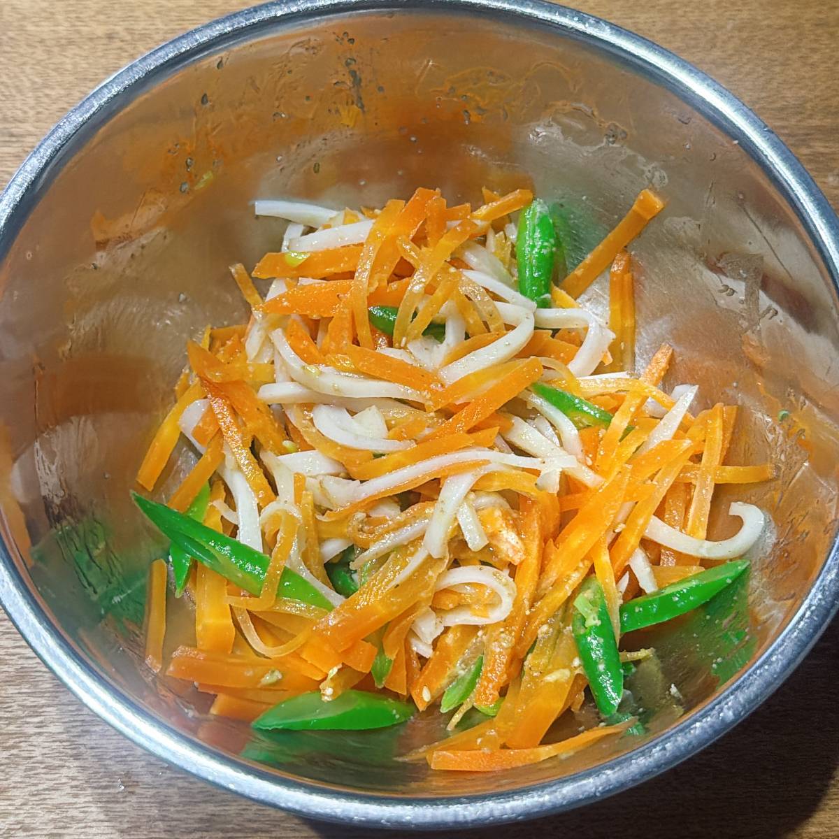 紀文公式の「蒲鉾とにんじんのごまあえ」のレシピ