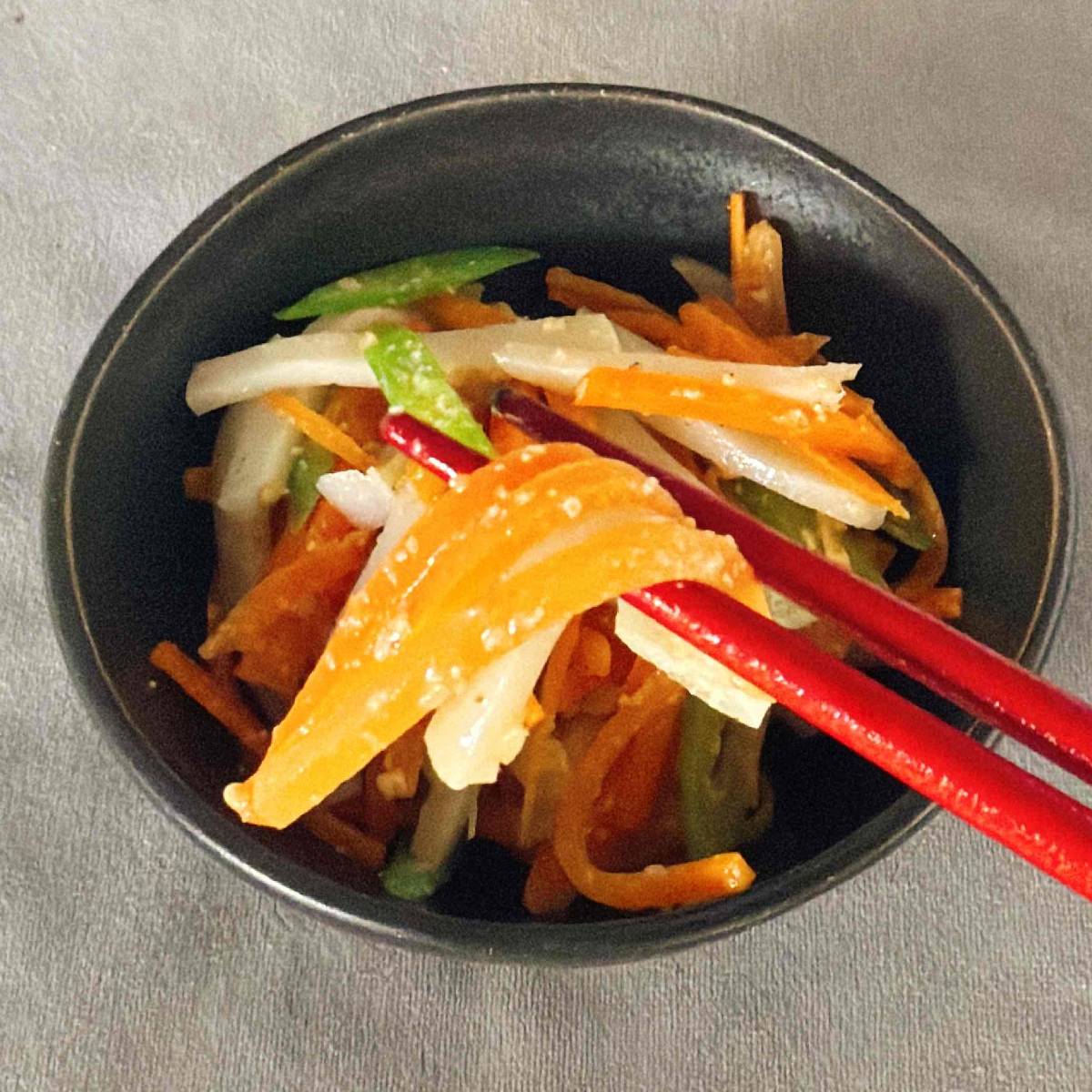 紀文公式の「蒲鉾とにんじんのごまあえ」のレシピ