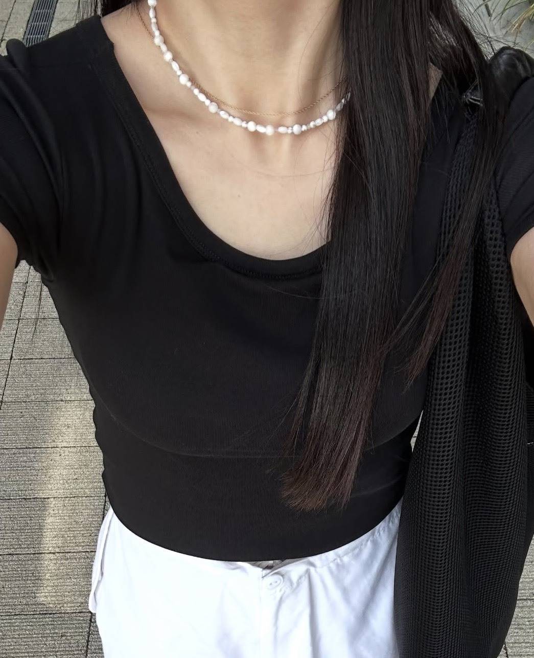 カップ付きブラックTシャツ