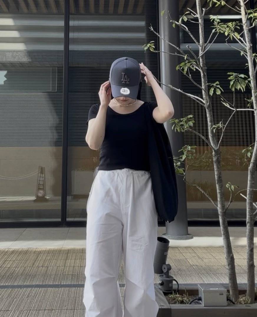 カップ付きブラックTシャツ