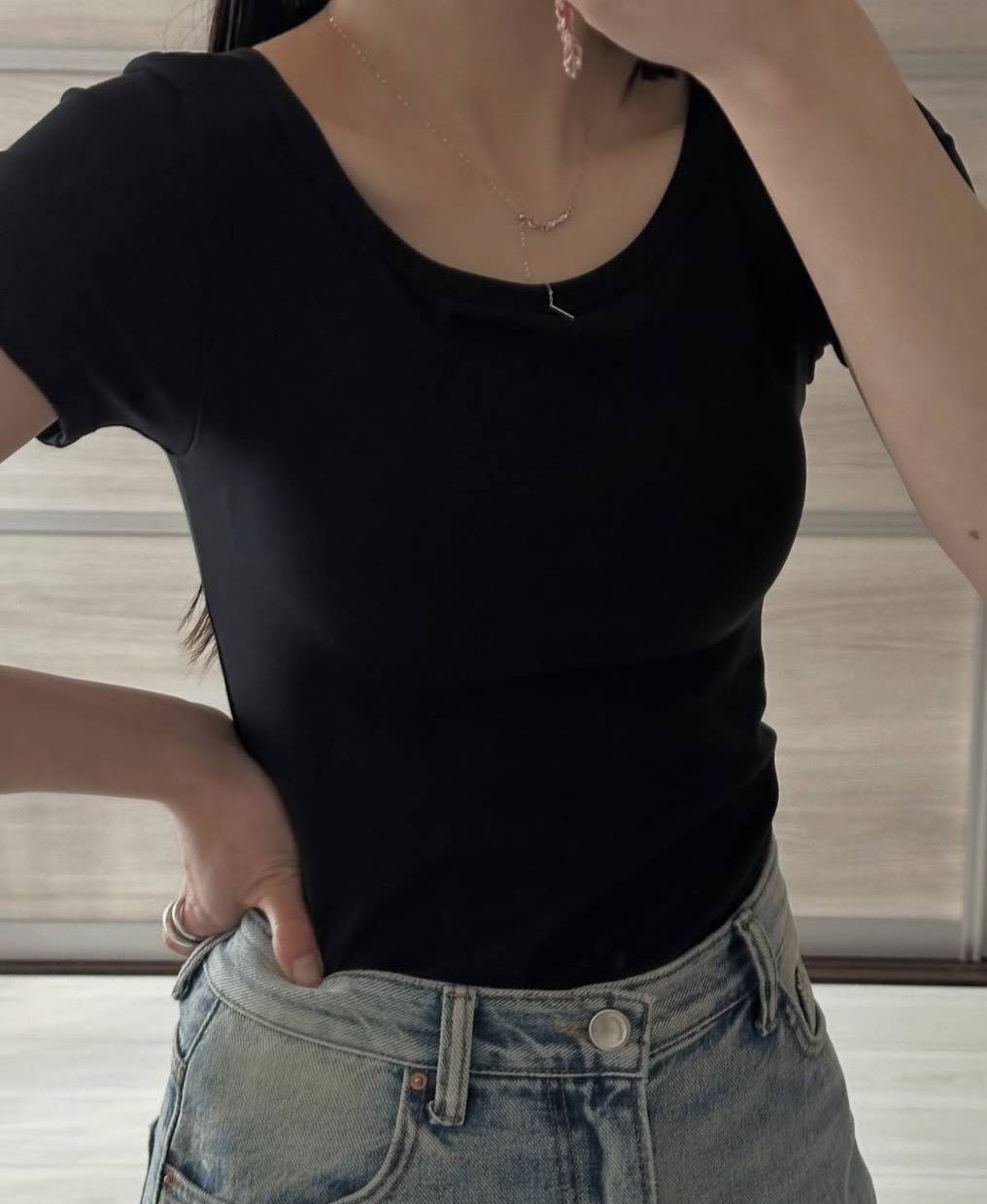カップ付きブラックTシャツ