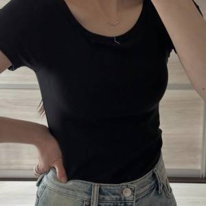 運動やヨガにも◎インナーいらずで即決まる「カップ付きブラックT」