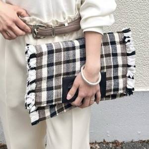 持つだけで洒落る♡「シンプル服×チェック柄クラッチバッグ」で一気にこなれ見え
