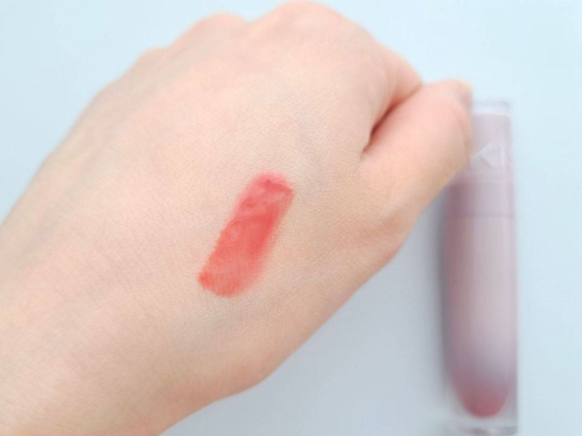 キス 4Dリップ 06 レディーフィグ の手元スウォッチ