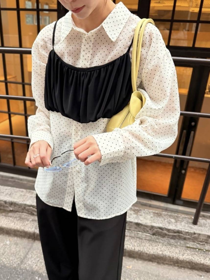 ドットのシアーシャツ×ビスチェのレイヤード