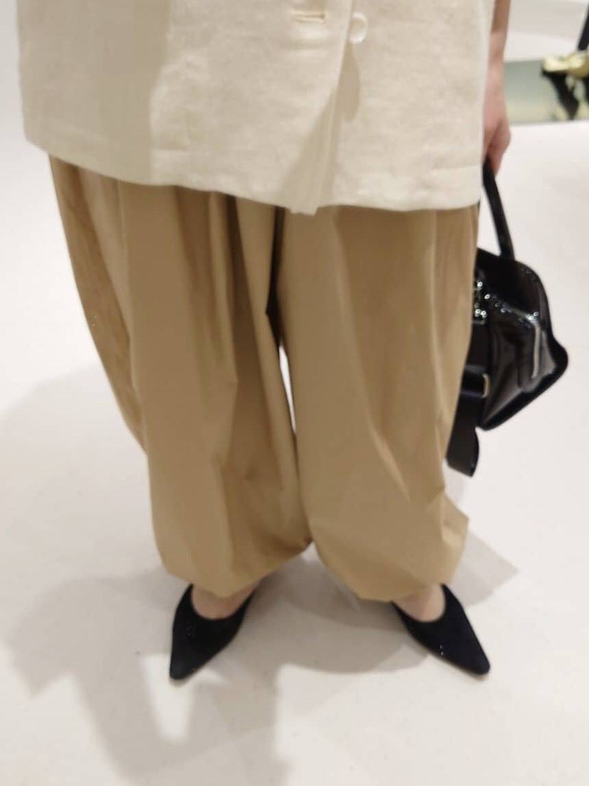 ベージュのバルーンパンツ