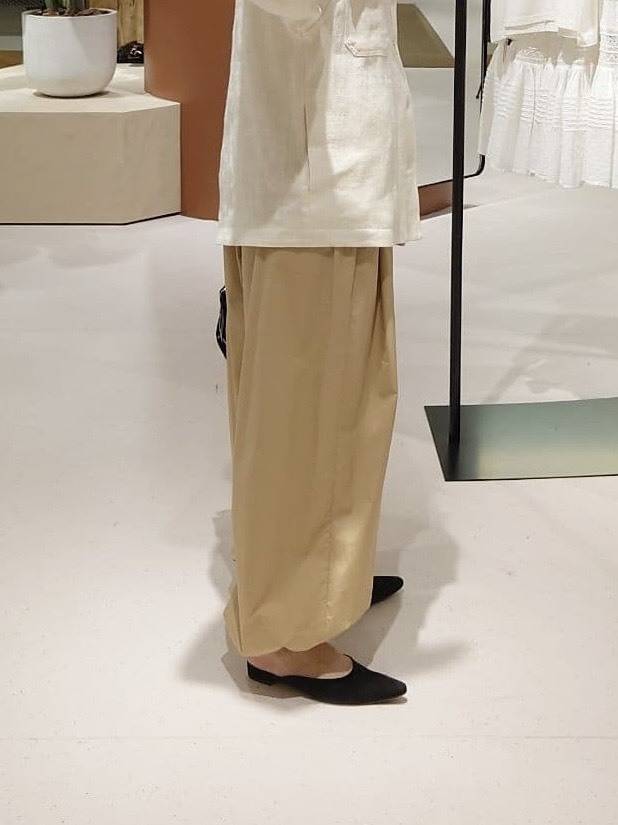 ベージュのバルーンパンツ
