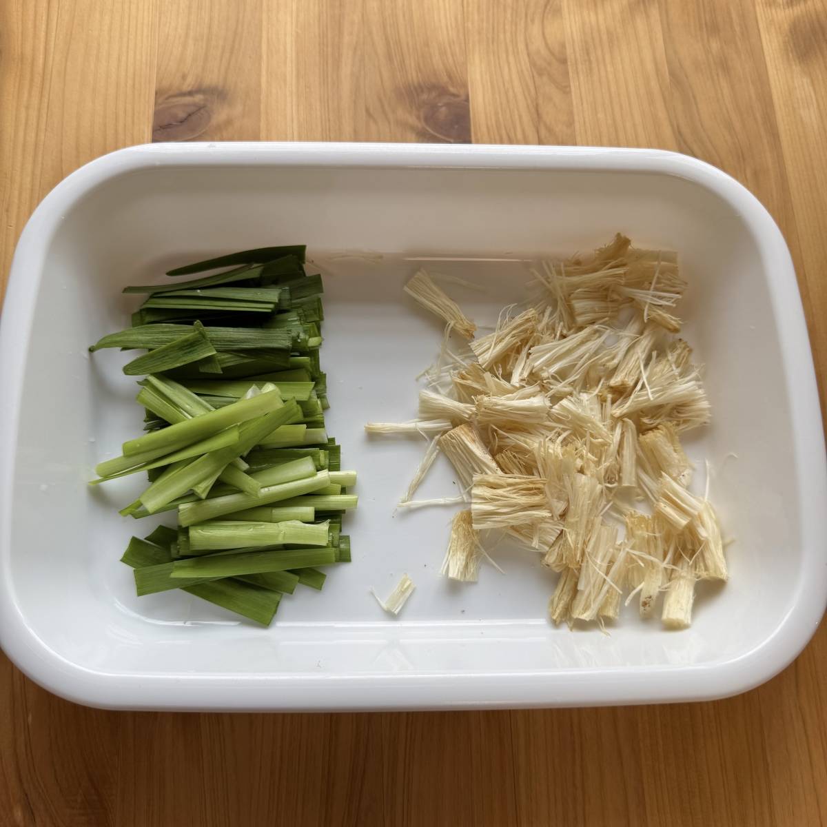 JAグループ公式の「ニラとエノキの石づきの和風スープ」のレシピ