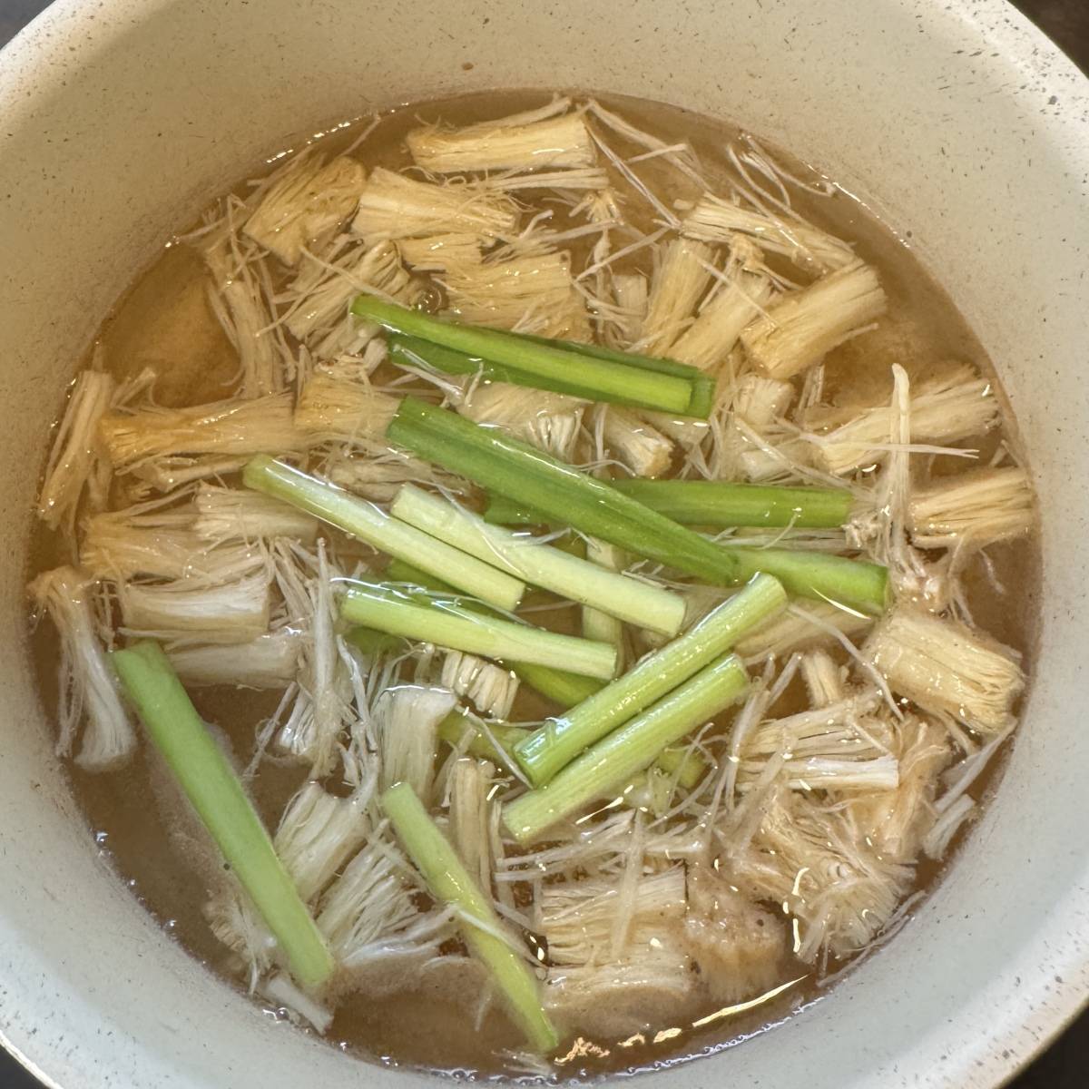 JAグループ公式の「ニラとエノキの石づきの和風スープ」のレシピ