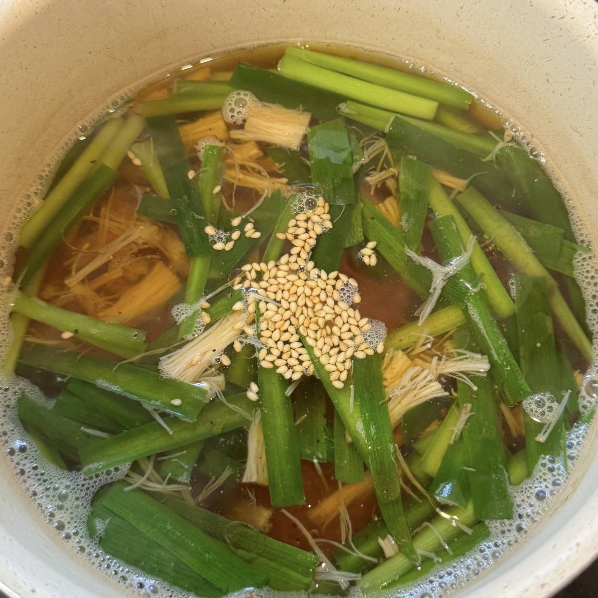 JAグループ公式の「ニラとエノキの石づきの和風スープ」のレシピ