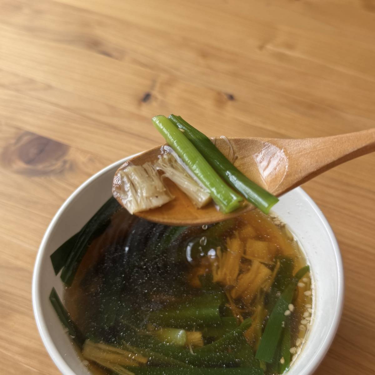 JAグループ公式の「ニラとエノキの石づきの和風スープ」のレシピ