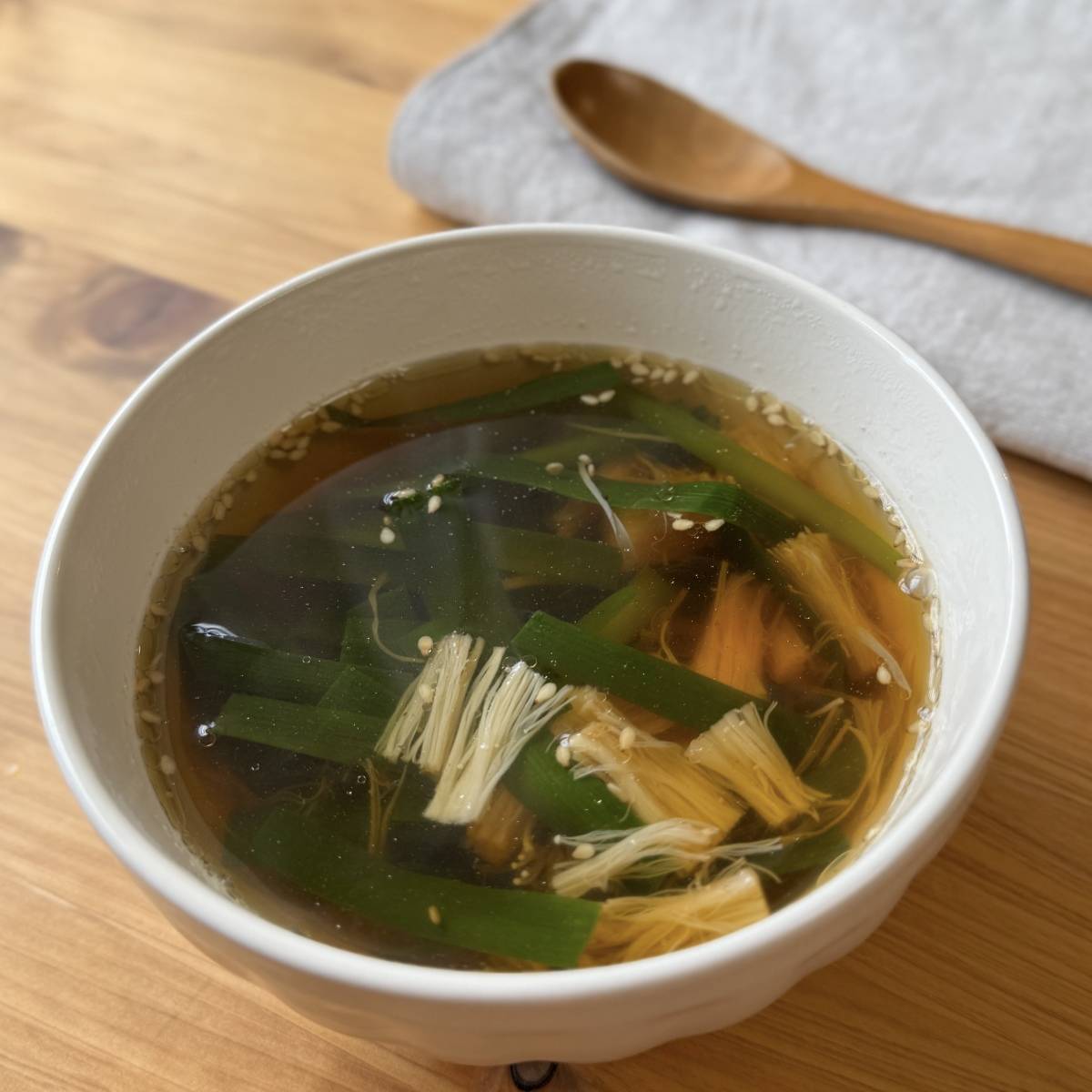 JAグループ公式の「ニラとエノキの石づきの和風スープ」のレシピ