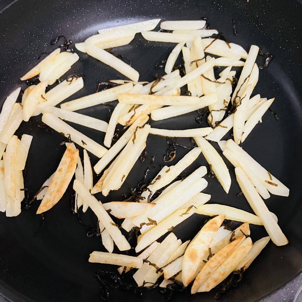 くらこん公式の「じゃが塩こんぶ炒め」のレシピ