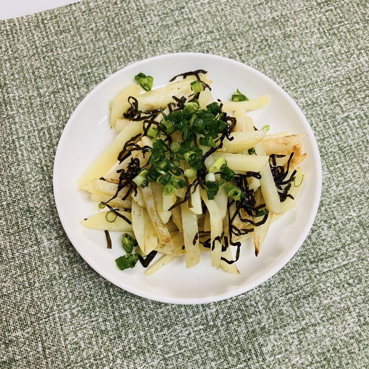 くらこん公式の「じゃが塩こんぶ炒め」のレシピ