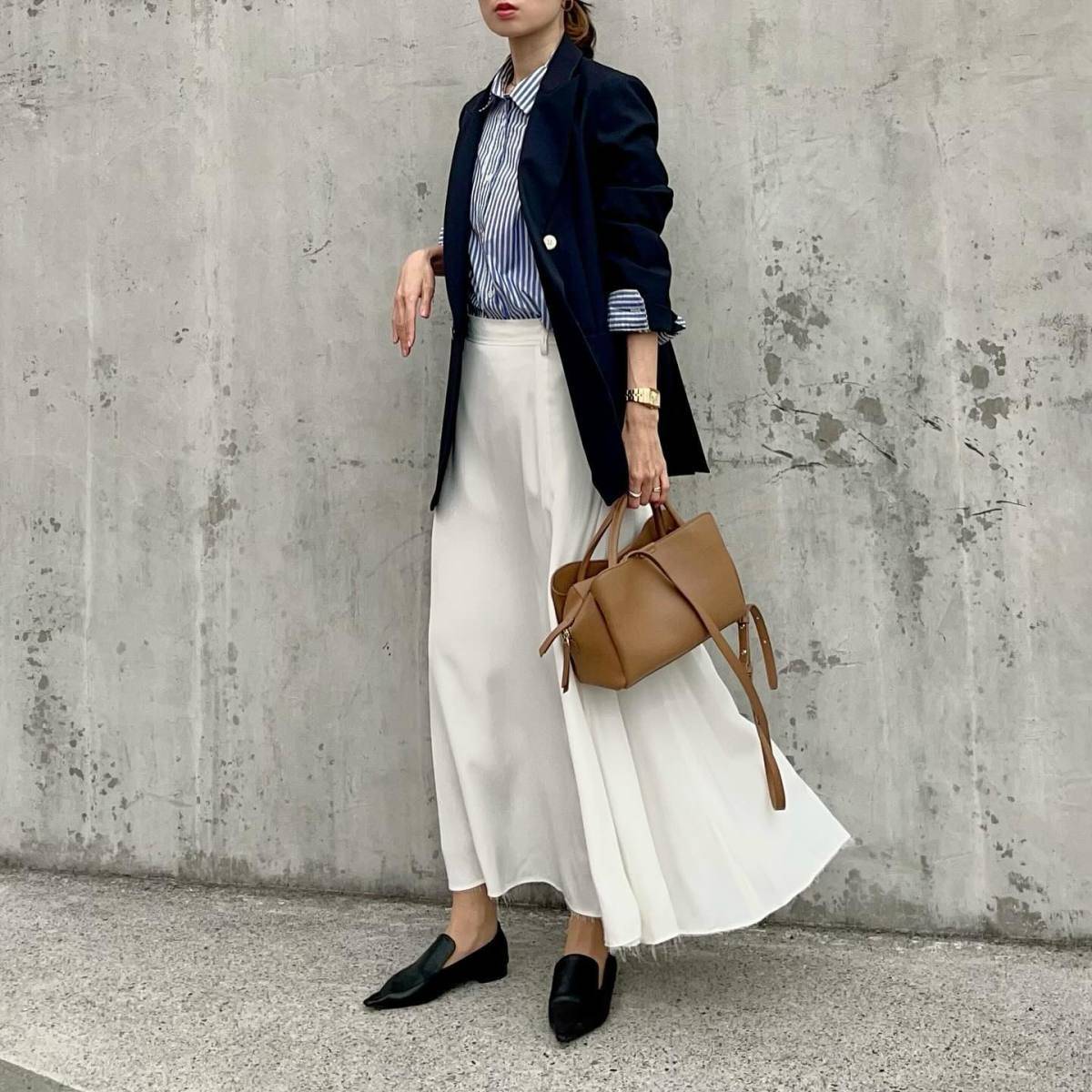 ジャケット×白スカート