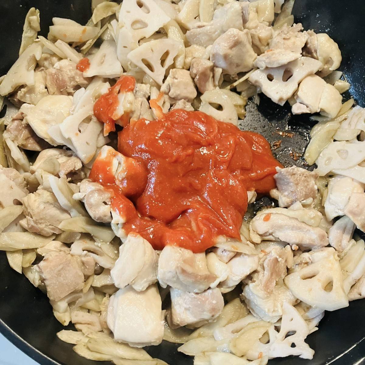 JAグループ公式の「岩国れんこん、美東ごぼう、鶏肉のトマみそ炒め」のレシピ