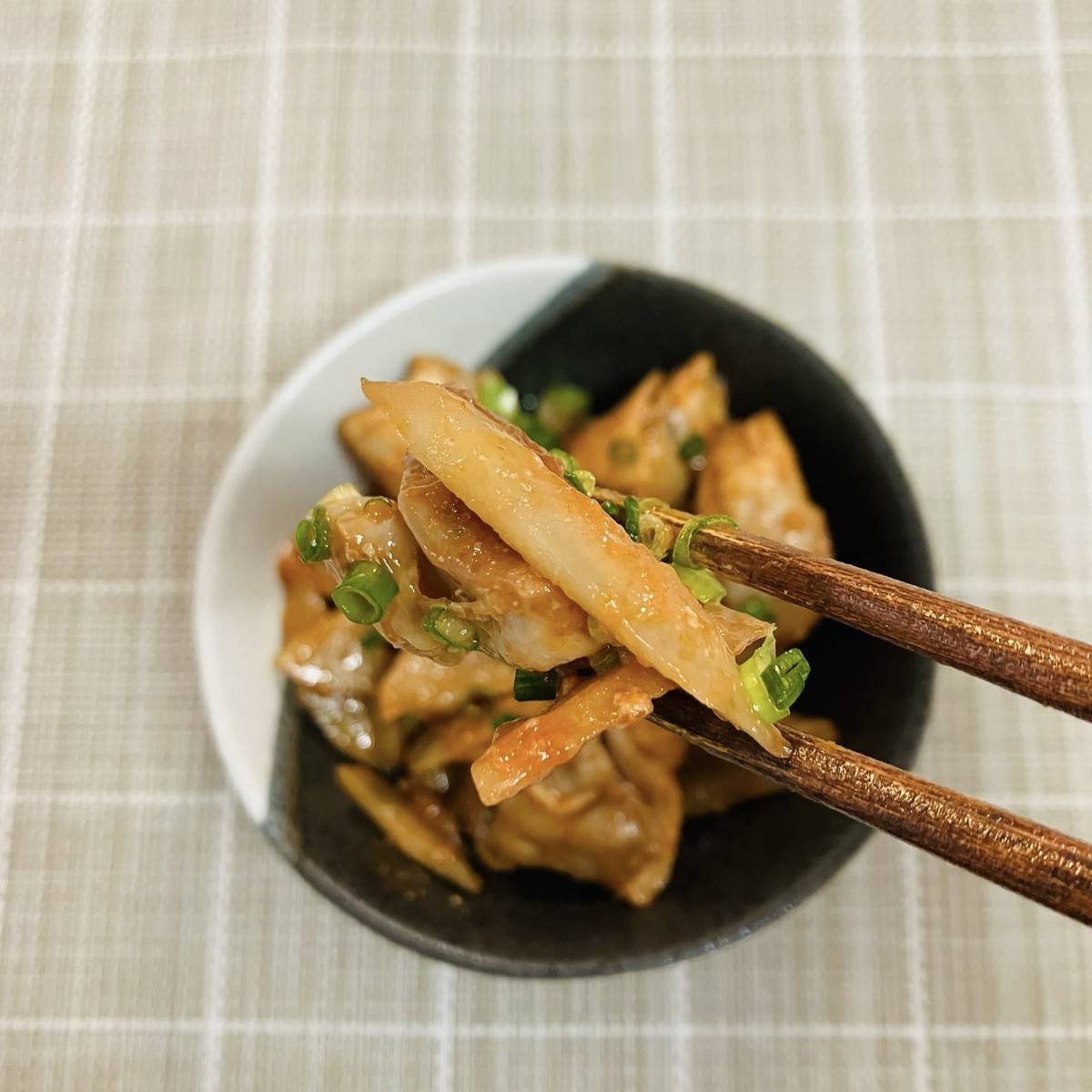 JAグループ公式の「岩国れんこん、美東ごぼう、鶏肉のトマみそ炒め」のレシピ