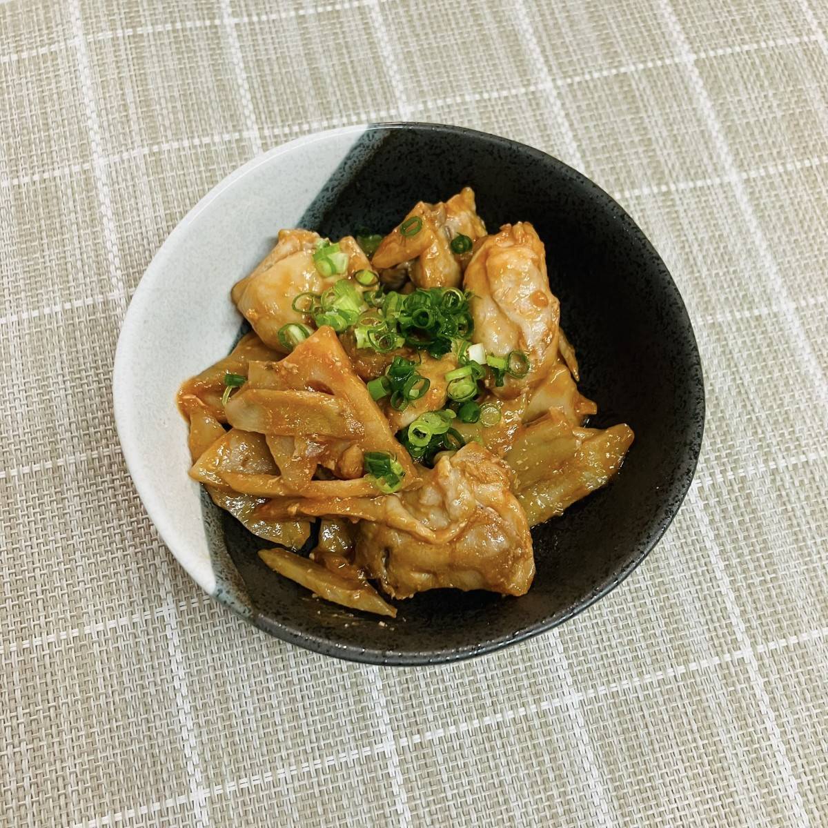 JAグループ公式の「岩国れんこん、美東ごぼう、鶏肉のトマみそ炒め」のレシピ