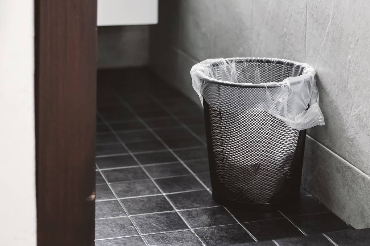 洗面所　家庭運　下がる　蓋のないゴミ箱