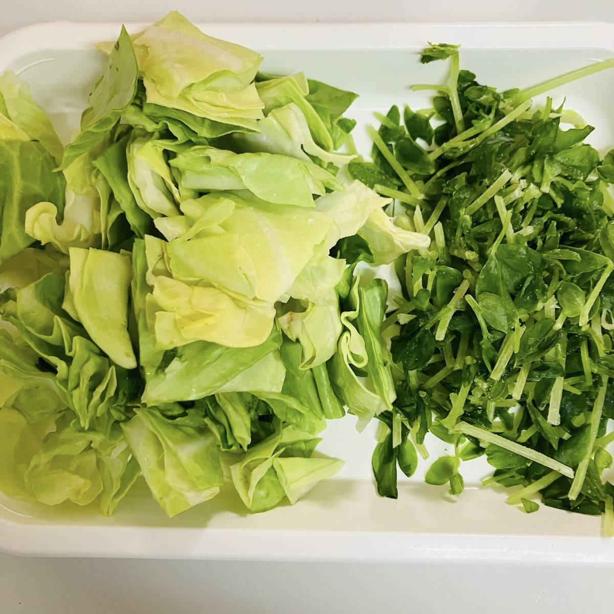 JAグループ公式の「ごま風味☆キャベツとわかめ大根の葉の味噌汁」のレシピ