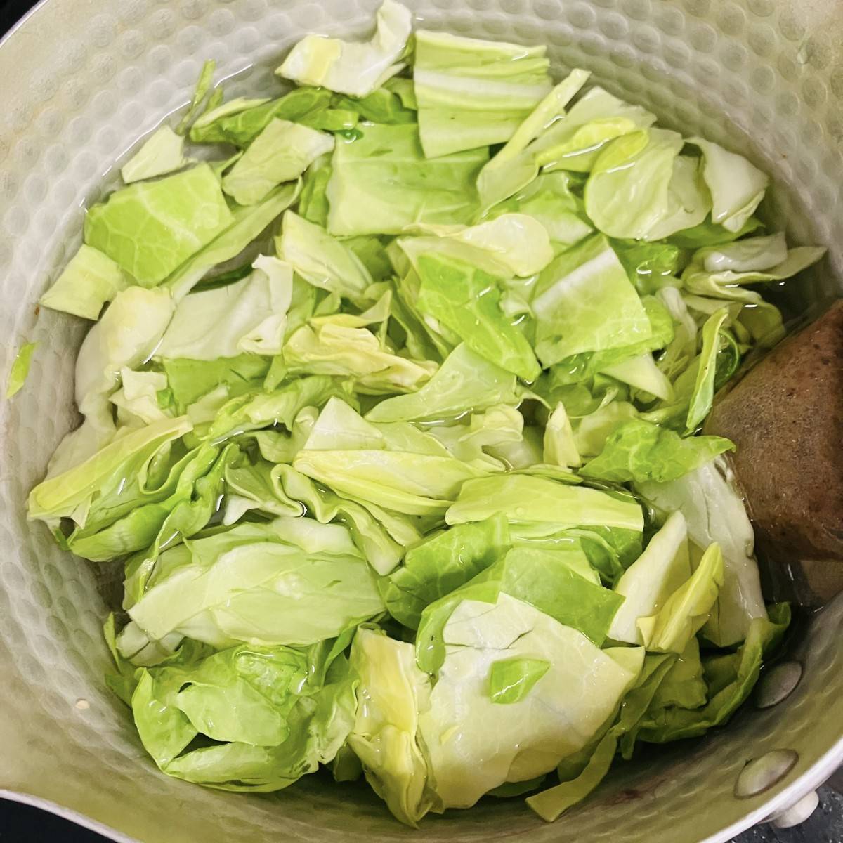 JAグループ公式の「ごま風味☆キャベツとわかめ大根の葉の味噌汁」のレシピ