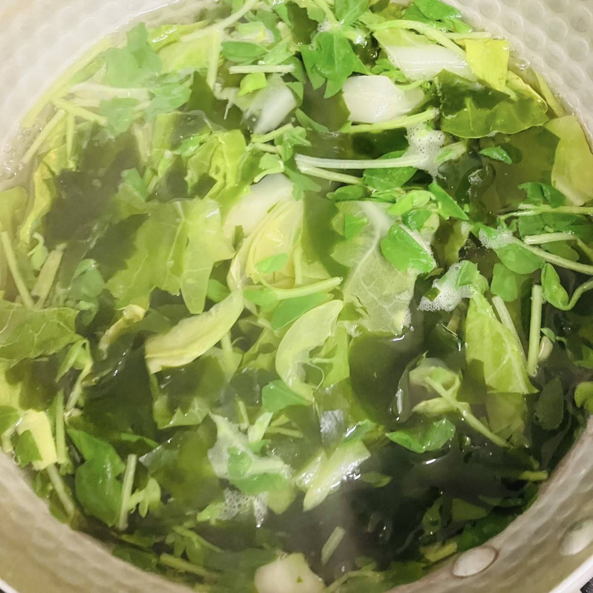 JAグループ公式の「ごま風味☆キャベツとわかめ大根の葉の味噌汁」のレシピ