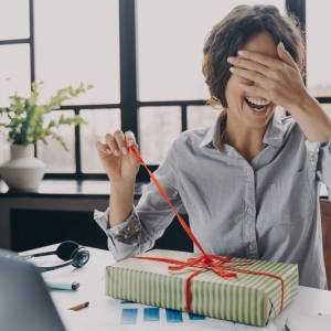 恋人未満!「意中の女性」におすすめのプレゼントとは……?