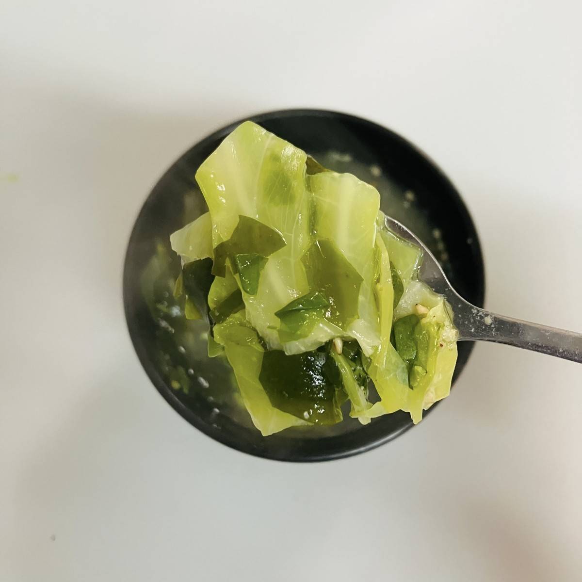 JAグループ公式の「ごま風味☆キャベツとわかめ大根の葉の味噌汁」のレシピ