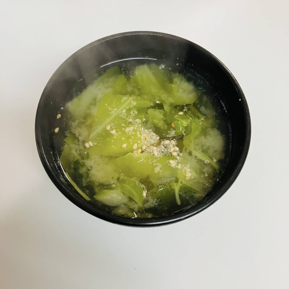 JAグループ公式の「ごま風味☆キャベツとわかめ大根の葉の味噌汁」のレシピ