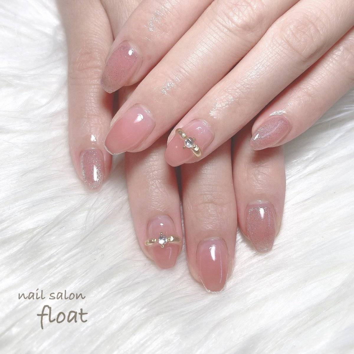 透け感ピンクネイル