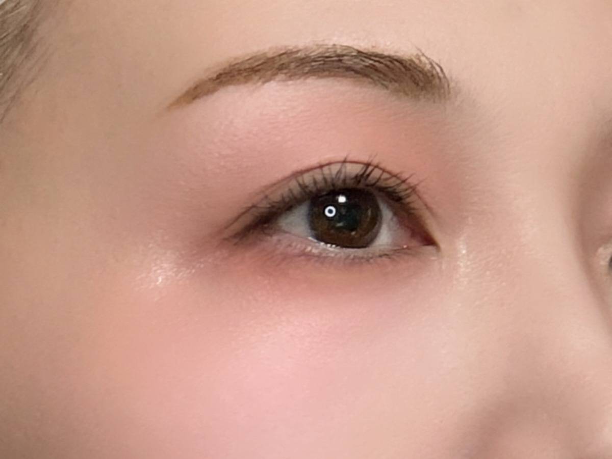 KATE ケイト バウンシーチークシャドウ PK-2 ピンクムース アイシャドウ 塗布後 筆者半顔