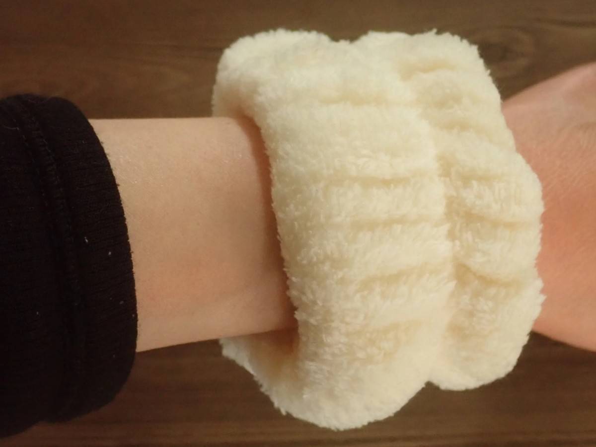 ダイソーの洗顔用リストバンド(アイボリー)