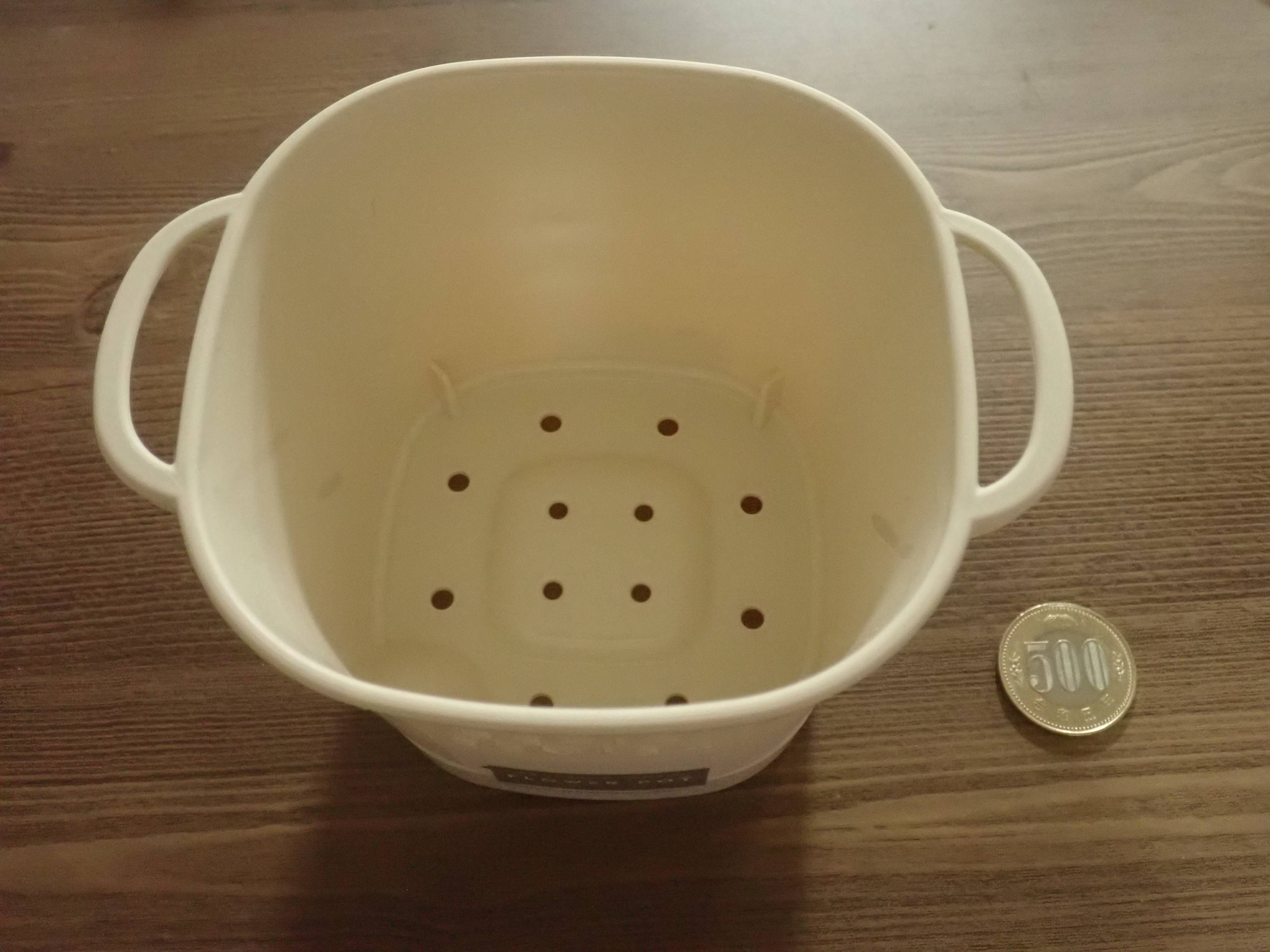 ダイソーのバスケットポット アイボリー