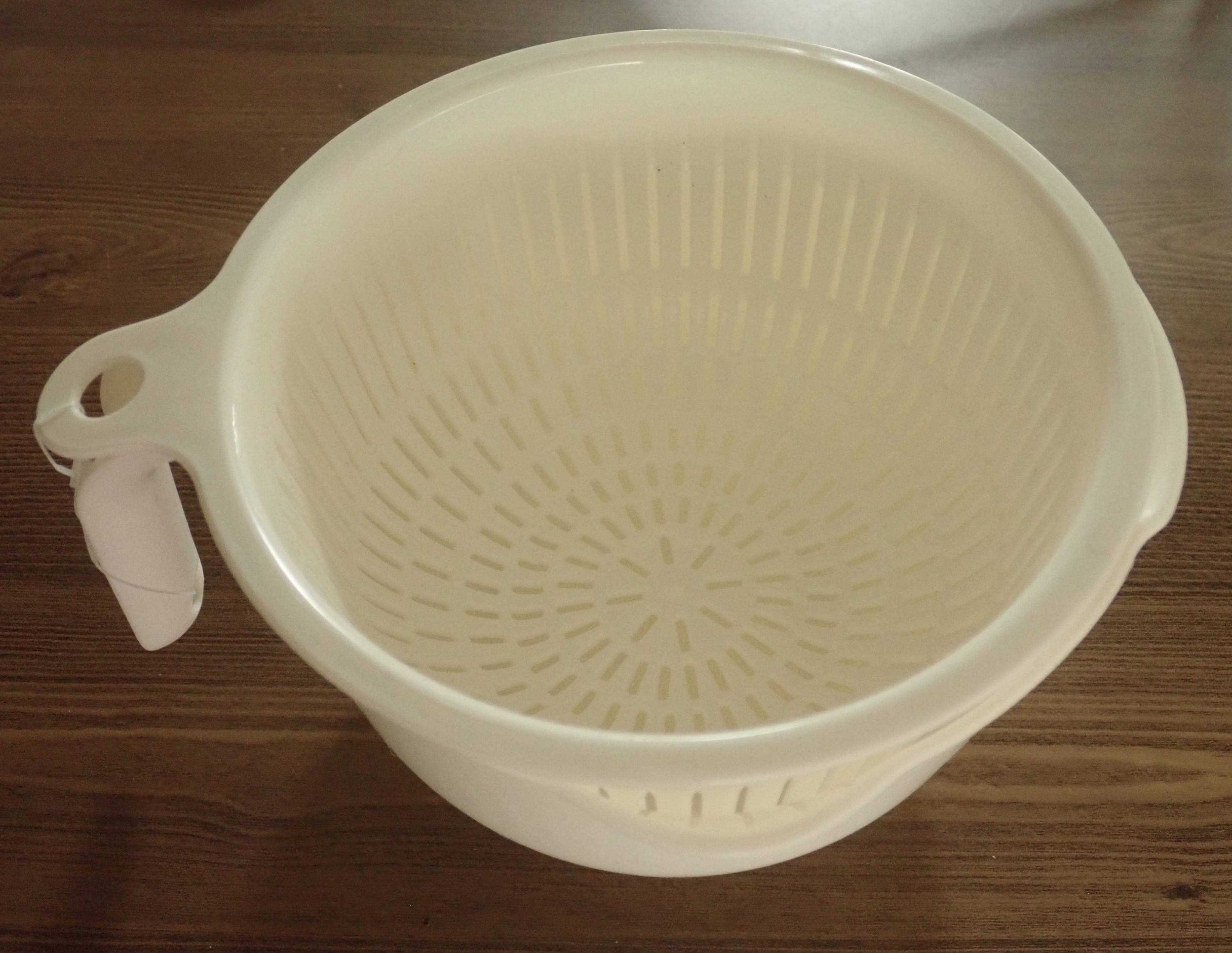 ダイソーのハンドルボウル(ザル付)