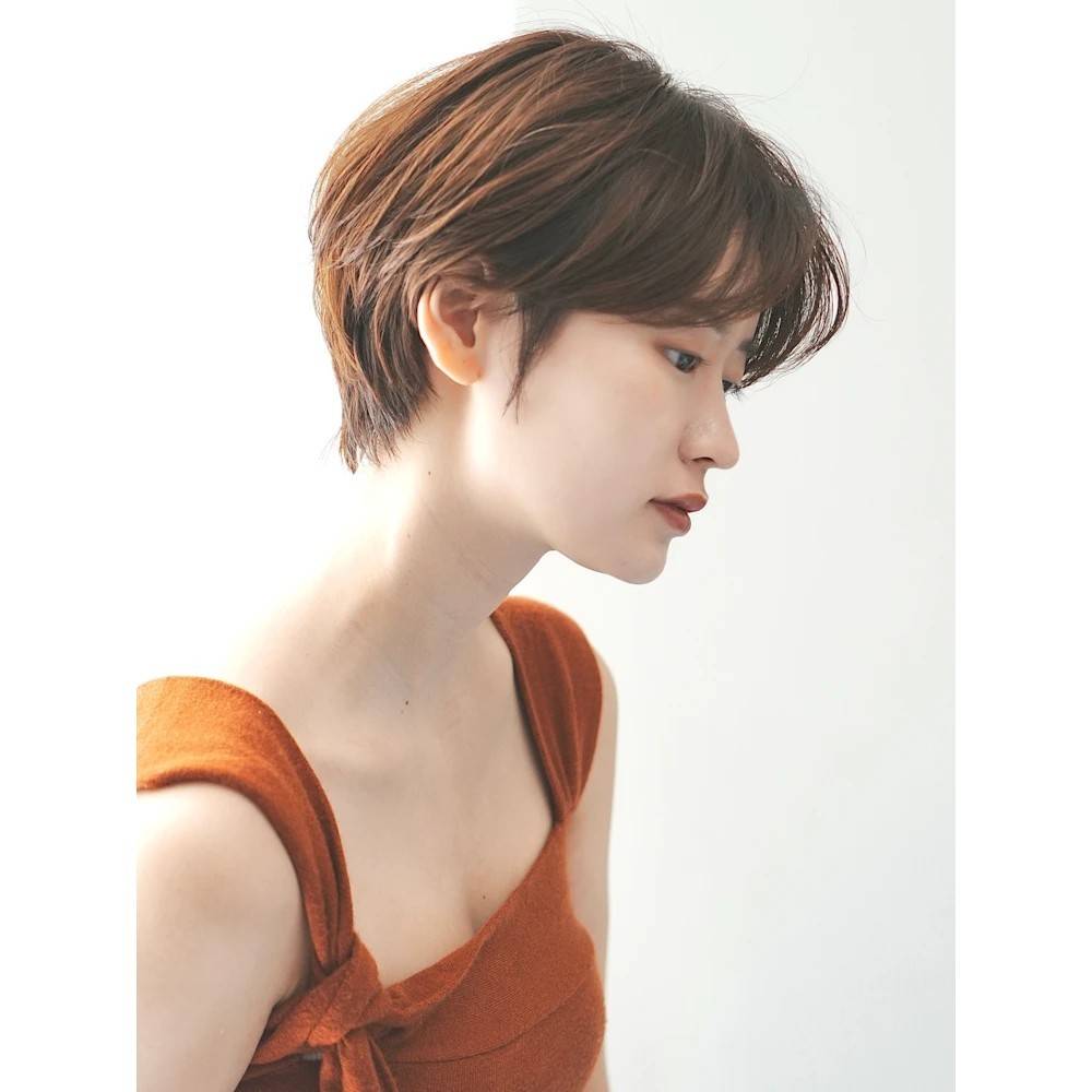 暖色系カラーの前下がりショート