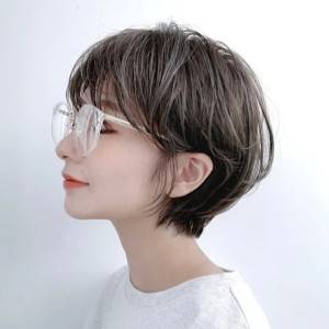  透明感カラーのウェーブショート 