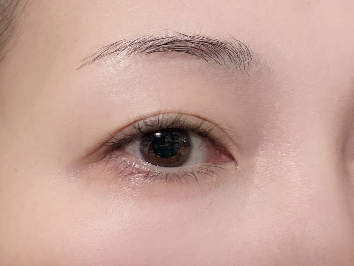 MAYBELLINE メイベリン ブロウインク 3Dスタイリングジェル 04 キャラメルブラウン 眉マスカラ アイブロウマスカラ 塗布前 筆者目元