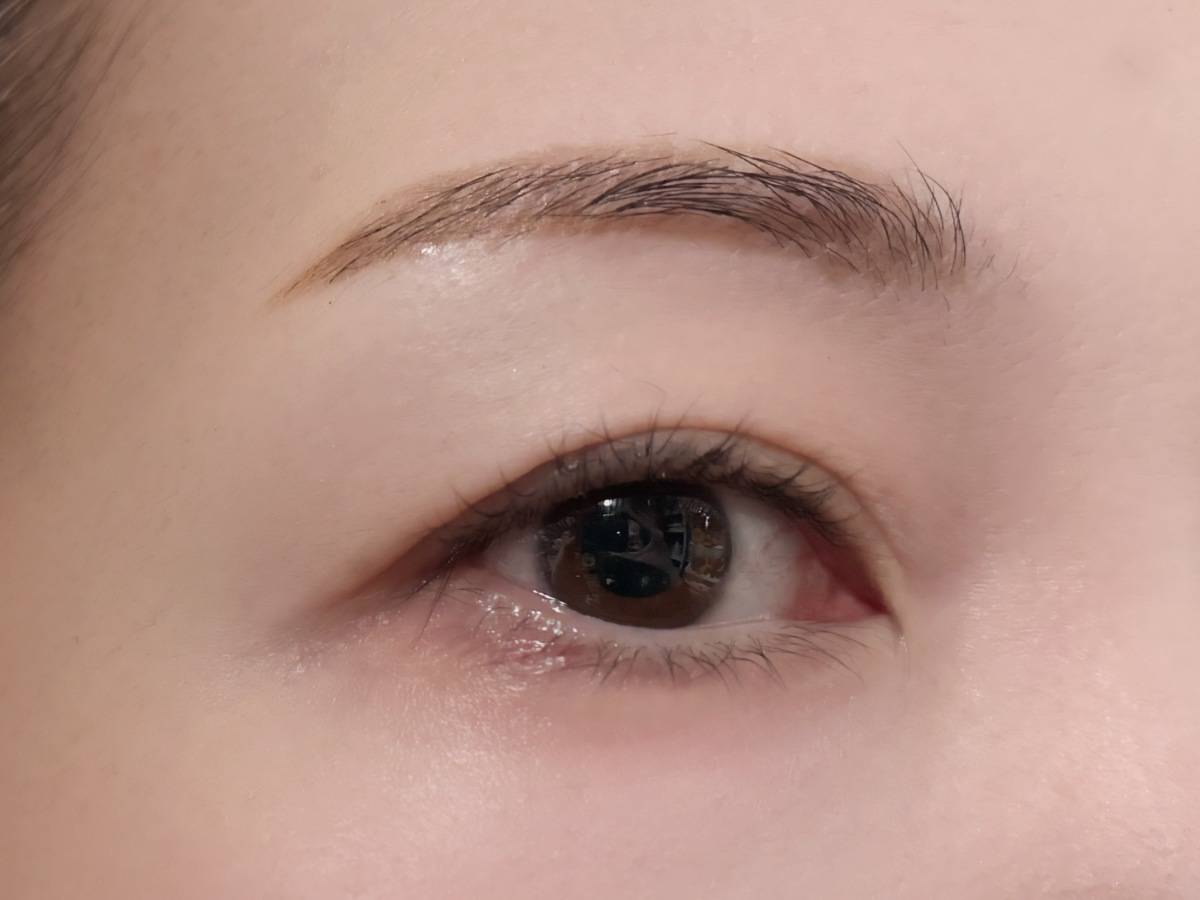 MAYBELLINE メイベリン ブロウインク 3Dスタイリングジェル 04 キャラメルブラウン 眉マスカラ アイブロウマスカラ ペンシル後 筆者目元