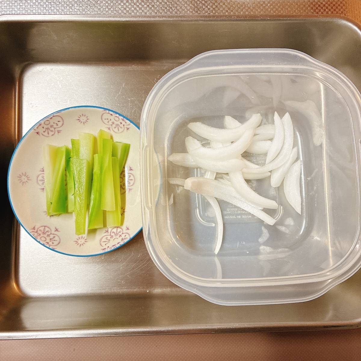 JAグループ公式の「新玉ねぎとキャベツの芯でケチャップ豚肉巻き」のレシピ