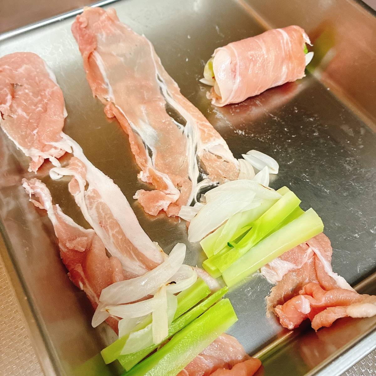 JAグループ公式の「新玉ねぎとキャベツの芯でケチャップ豚肉巻き」のレシピ