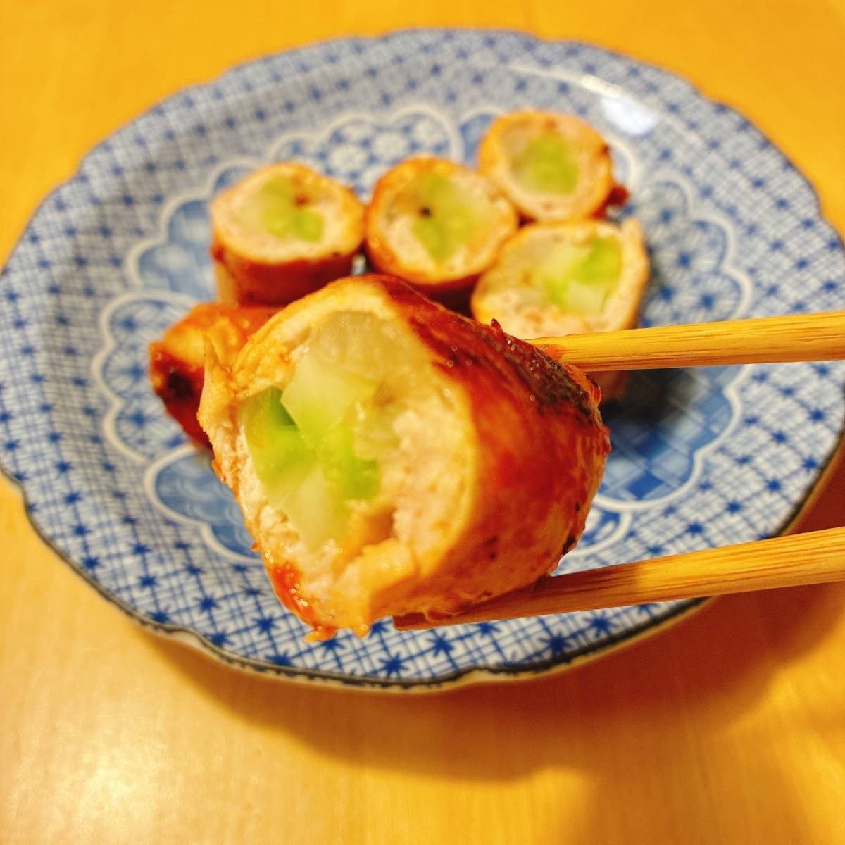 JAグループ公式の「新玉ねぎとキャベツの芯でケチャップ豚肉巻き」のレシピ