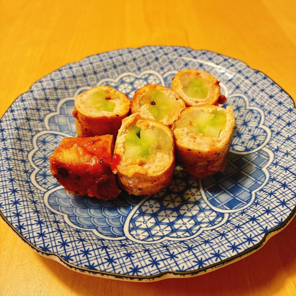 JAグループ公式の「新玉ねぎとキャベツの芯でケチャップ豚肉巻き」のレシピ